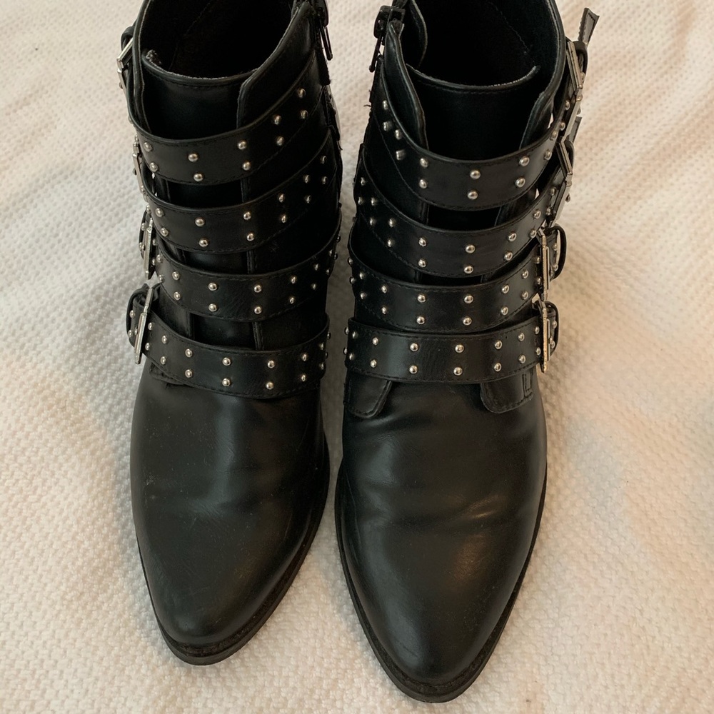 Forever 21 Boots 🥾 buckle accent, ankle boots